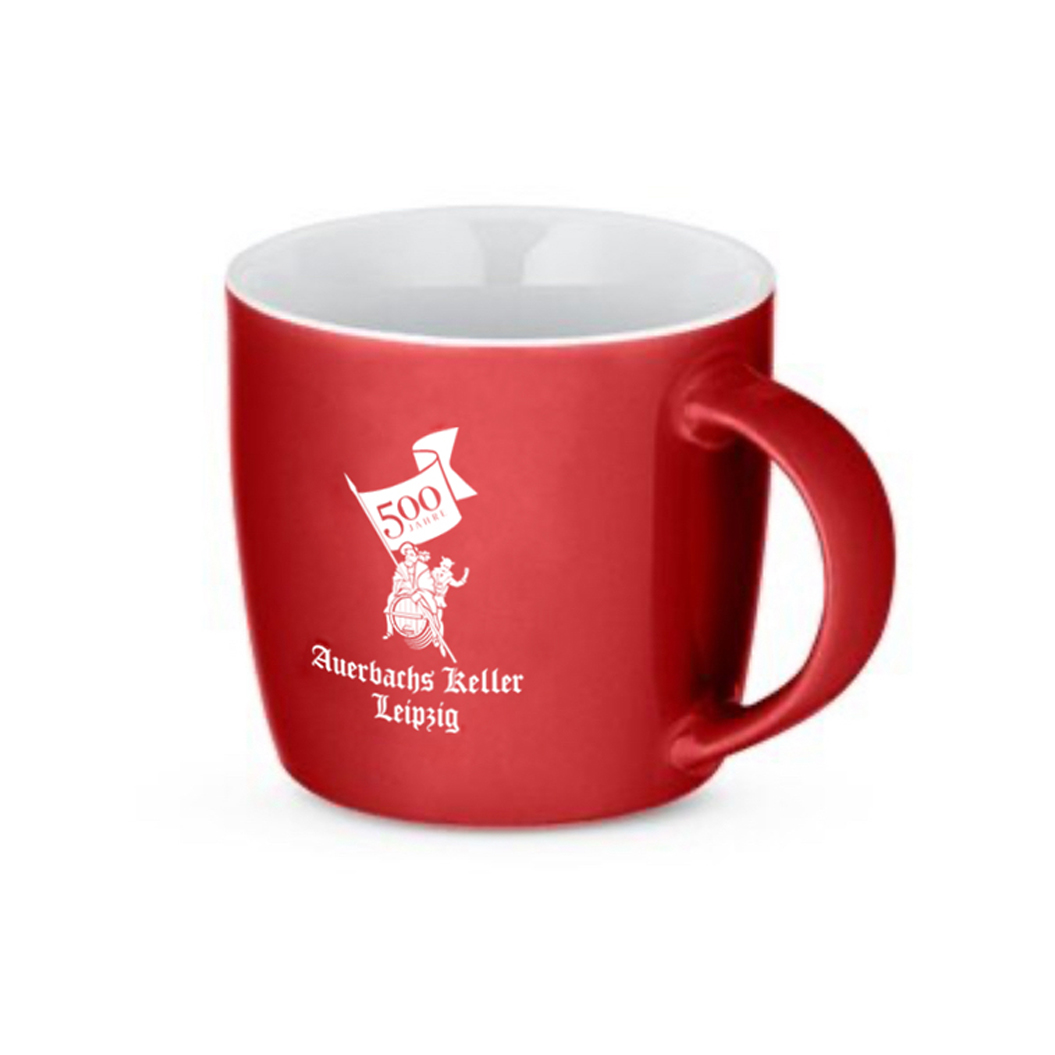 Limided Ädischn – Rote Keramiktasse mit Jubiläumslogo und witzigem Spruch zum 500. Jubiläum von Auerbachs Keller in Leipzig.